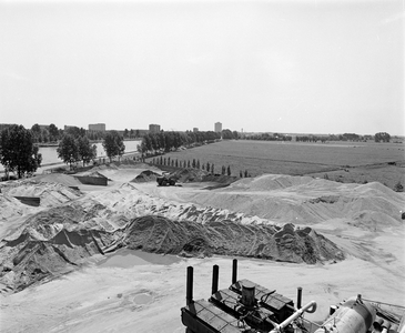855883 Gezicht op een depot met bouwmaterialen aan de westzijde van het Amsterdam-Rijnkanaal te Utrecht in de polder ...